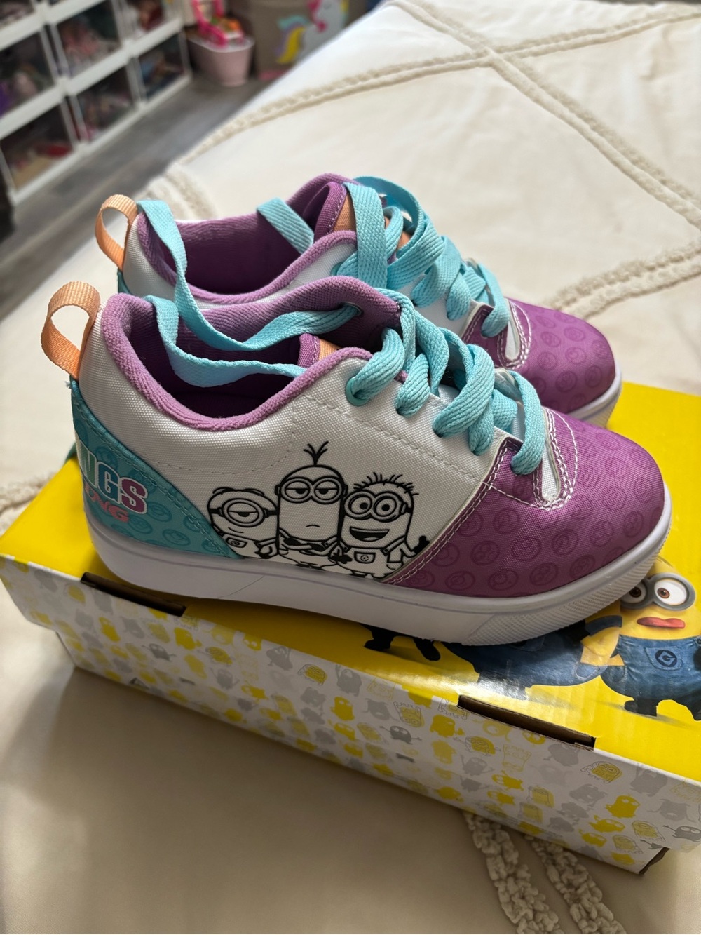 Heelys Kids Minions Sneakers in Purple, Aqua & White